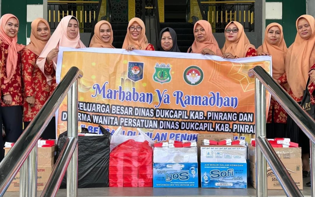 Dharma Wanita Dukcapil Pinrang Bersama Dinas Dukcapil Berbagi Takjil Ramadhan