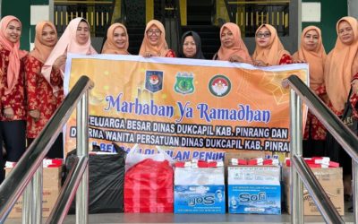 Dharma Wanita Dukcapil Pinrang Bersama Dinas Dukcapil Berbagi Takjil Ramadhan