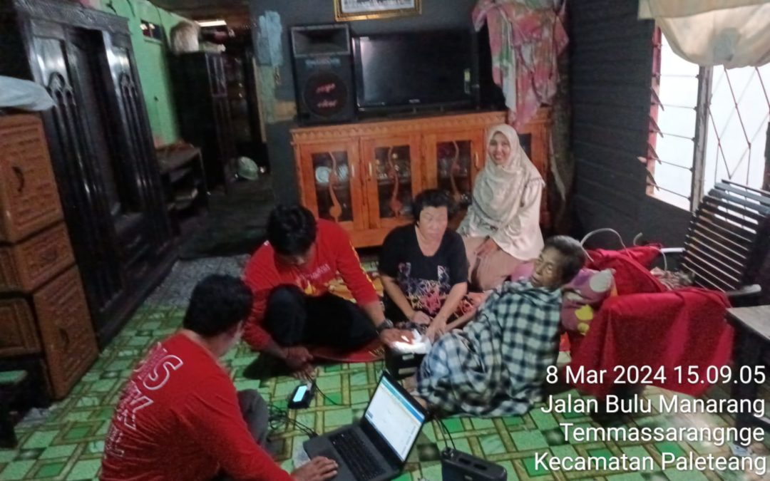 Disdukcapil Pinrang Jemput Bola Sambangi 2 Warga Lansia