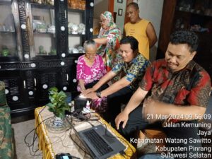 Tim CDR Disdukcapil Kunjungi Masyarakat Yang Membutuhkan Identitas Didua Tempat Yang Berbeda