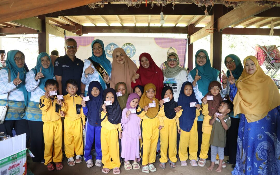 Mendampingi Ibu Bupati Penyerahan KIA di Desa Basseang, Kecamatan Lembang